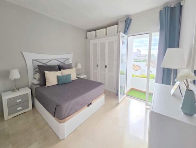 Ático de 2 habitaciones en La Duquesa / Puerto de la Duquesa, Manilva en venta con piscina - 285.000 € (Ref: 9995234)