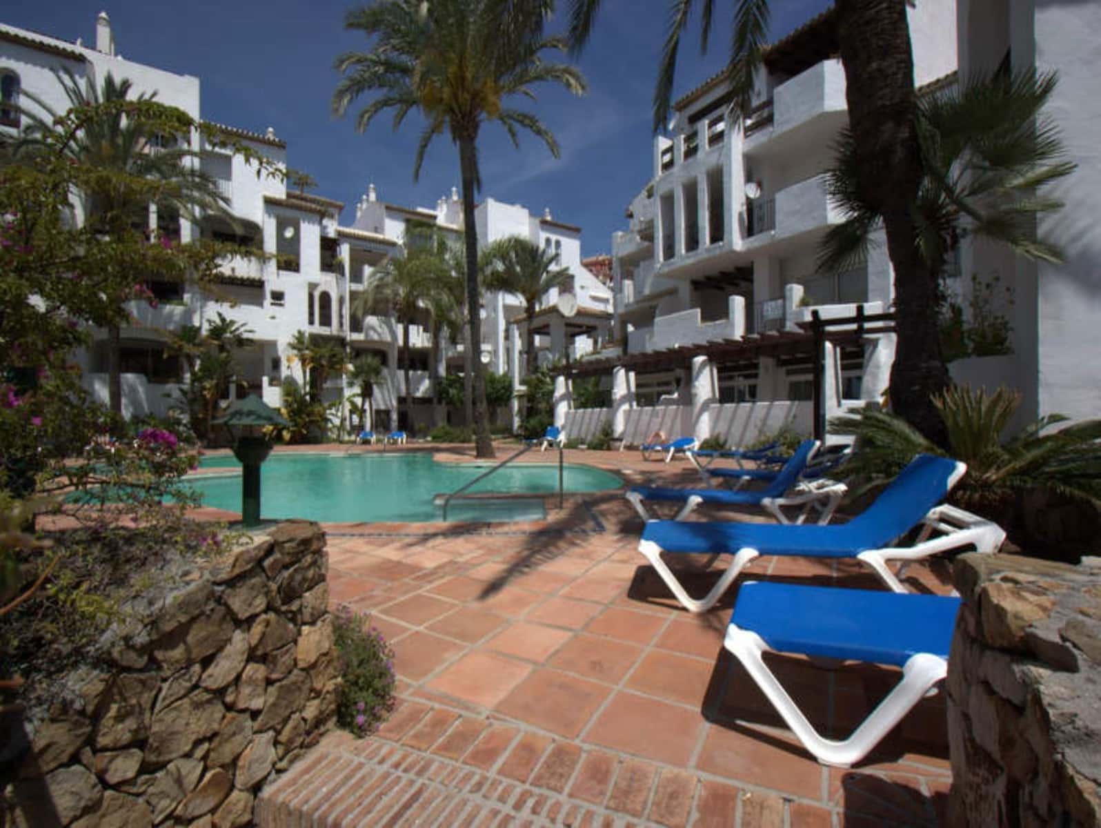 Ático de 2 habitaciones en La Duquesa / Puerto de la Duquesa en venta con piscina - 285.000 € (Ref: 9995234)