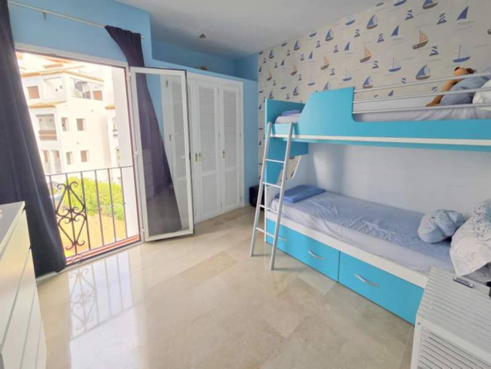 Ático de 2 habitaciones en La Duquesa / Puerto de la Duquesa en venta con piscina - 285.000 € (Ref: 9995234)