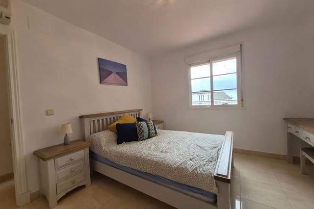Apartamento de 3 habitaciones en La Duquesa / Puerto de la Duquesa, Manilva en venta con piscina garaje - 345.000 € (Ref: 9995276)