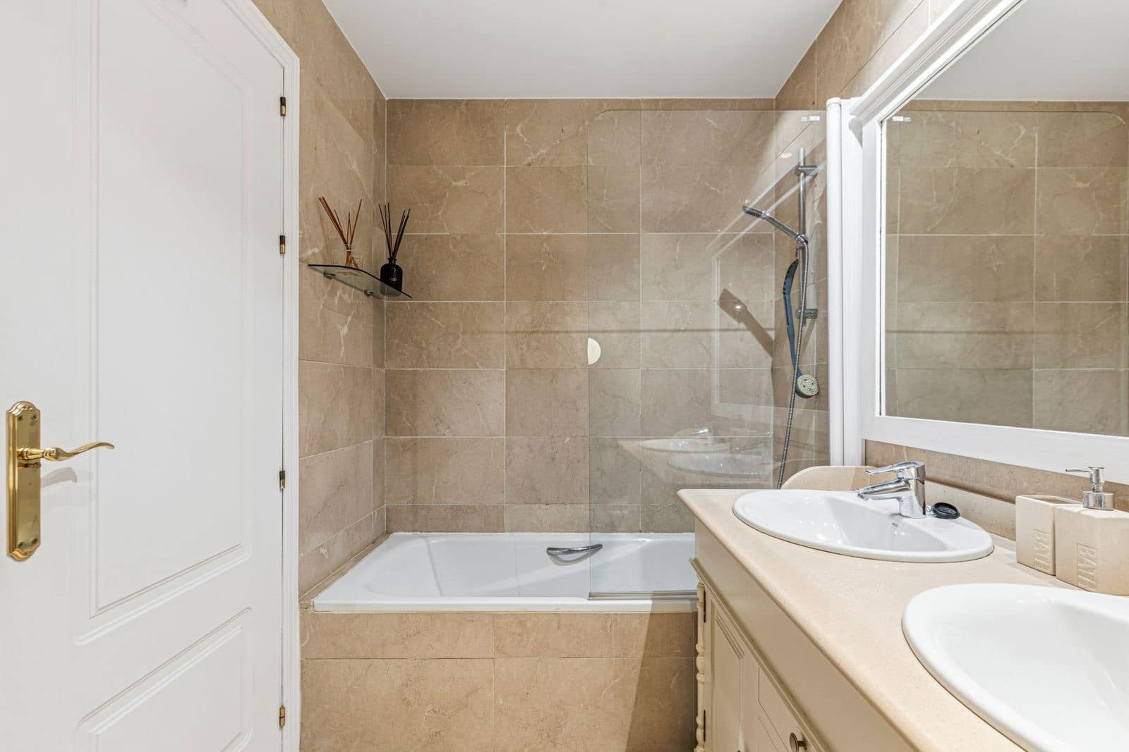 2 slaapkamer Appartement te koop in Los Arqueros met zwembad garage - € 425.000 (Ref: 9995285)