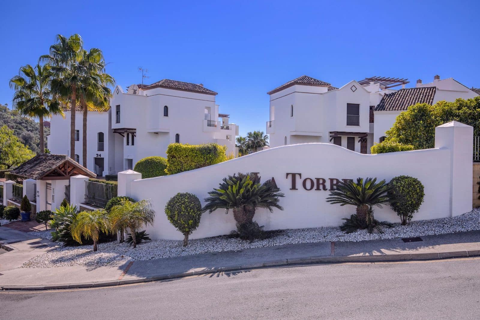 2 slaapkamer Appartement te koop in Los Arqueros met zwembad garage - € 425.000 (Ref: 9995285)