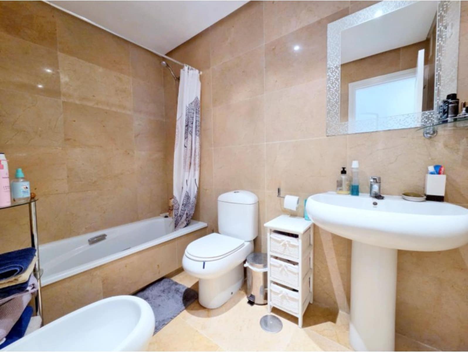 Apartamento de 2 habitaciones en La Duquesa / Puerto de la Duquesa en venta con piscina - 245.000 € (Ref: 9995295)