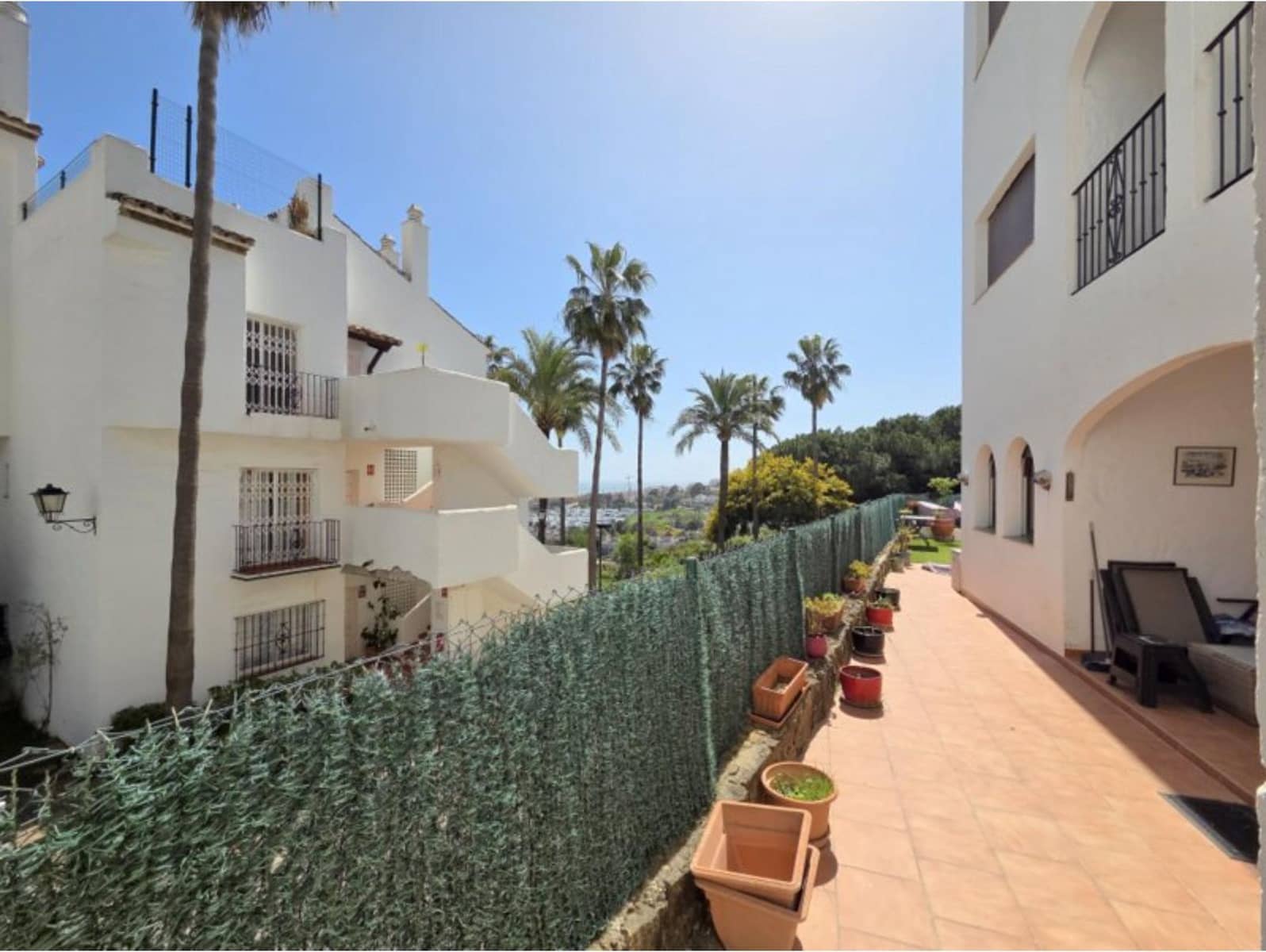 Apartamento de 2 habitaciones en La Duquesa / Puerto de la Duquesa en venta con piscina - 245.000 € (Ref: 9995295)