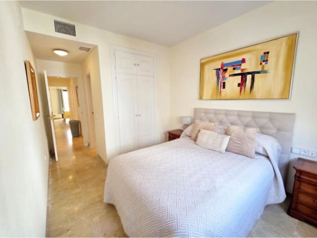 Apartamento de 2 habitaciones en La Duquesa / Puerto de la Duquesa, Manilva en venta con piscina - 245.000 € (Ref: 9995295)