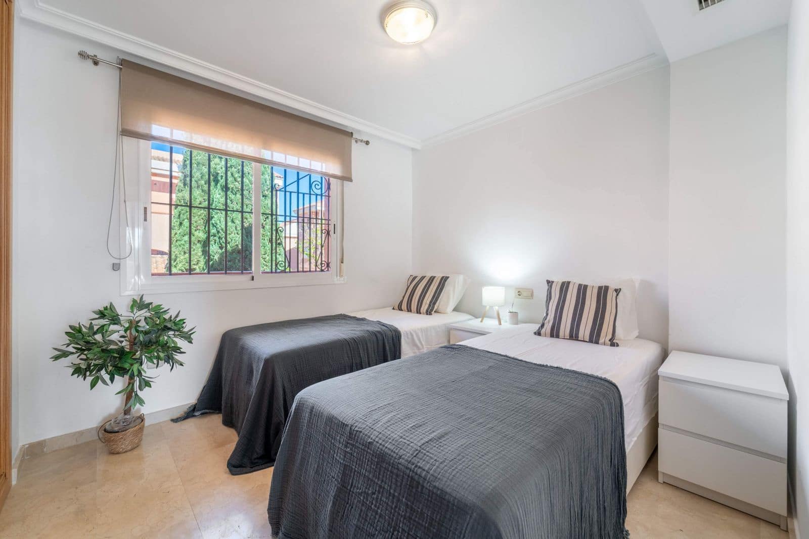 2 soverom Leilighet til salgs i Riviera del Sol med svømmebasseng garasje - € 295 000 (Ref: 9995315)