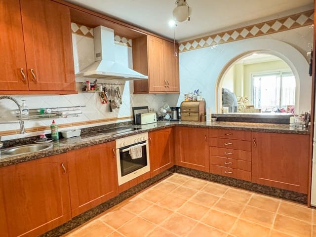 5 slaapkamer Huis te koop in La Duquesa / Puerto de la Duquesa, Manilva met zwembad garage - € 410.000 (Ref: 9995327)