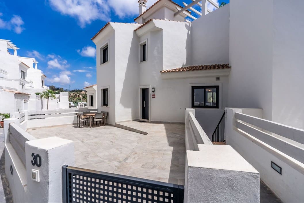 3 camera da letto Casa da affittare in El Paraiso con piscina garage - 3.200 € (Rif: 9995349)