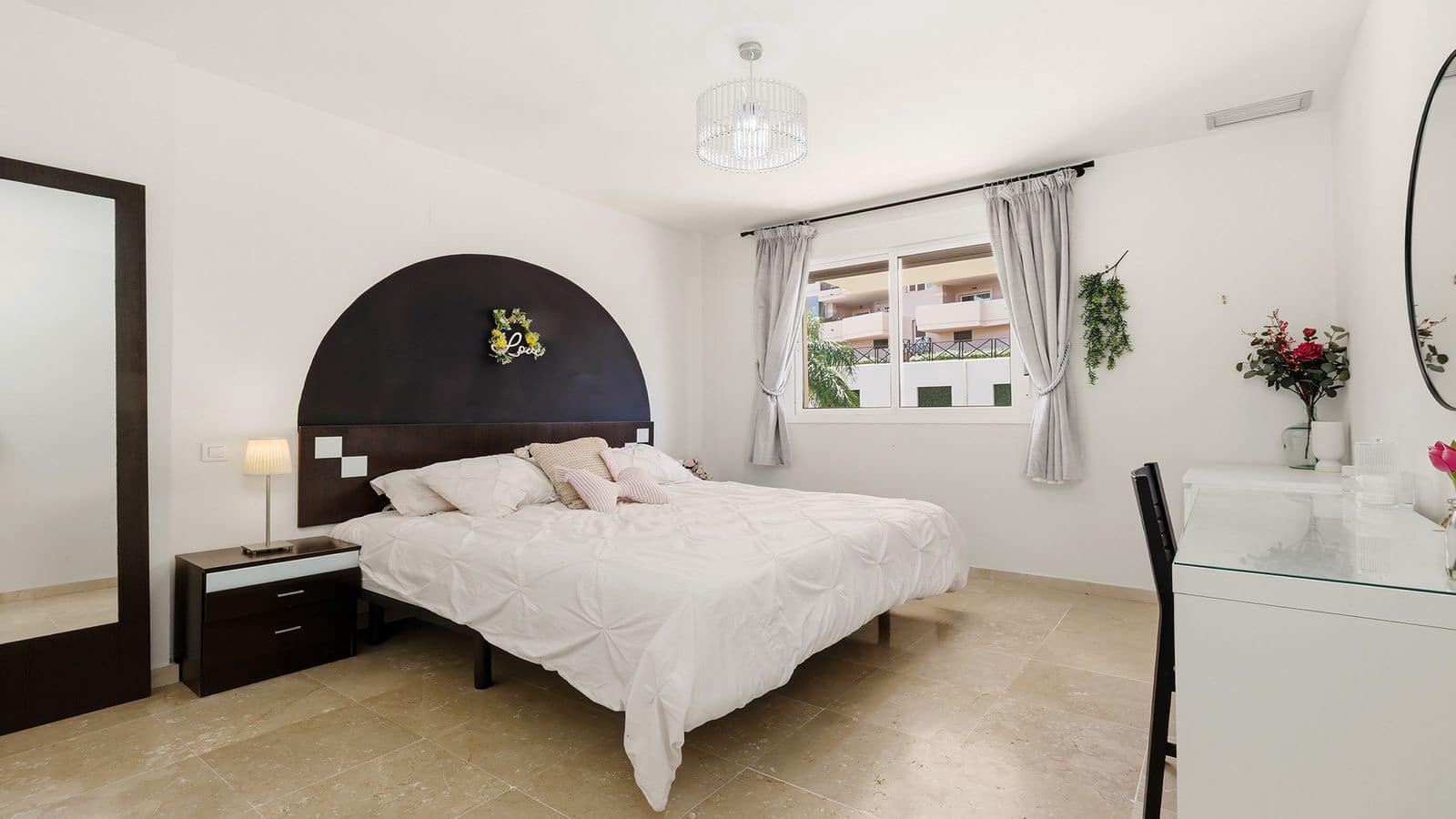 Apartamento de 2 habitaciones en La Duquesa / Puerto de la Duquesa en venta con piscina garaje - 279.000 € (Ref: 9997712)