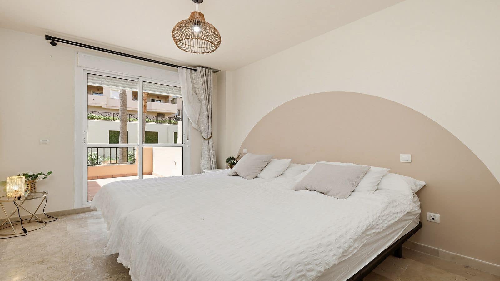 Apartamento de 2 habitaciones en La Duquesa / Puerto de la Duquesa en venta con piscina garaje - 279.000 € (Ref: 9997712)