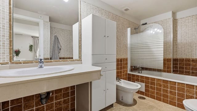 Apartamento de 2 habitaciones en La Duquesa / Puerto de la Duquesa, Manilva en venta con piscina garaje - 279.000 € (Ref: 9997712)