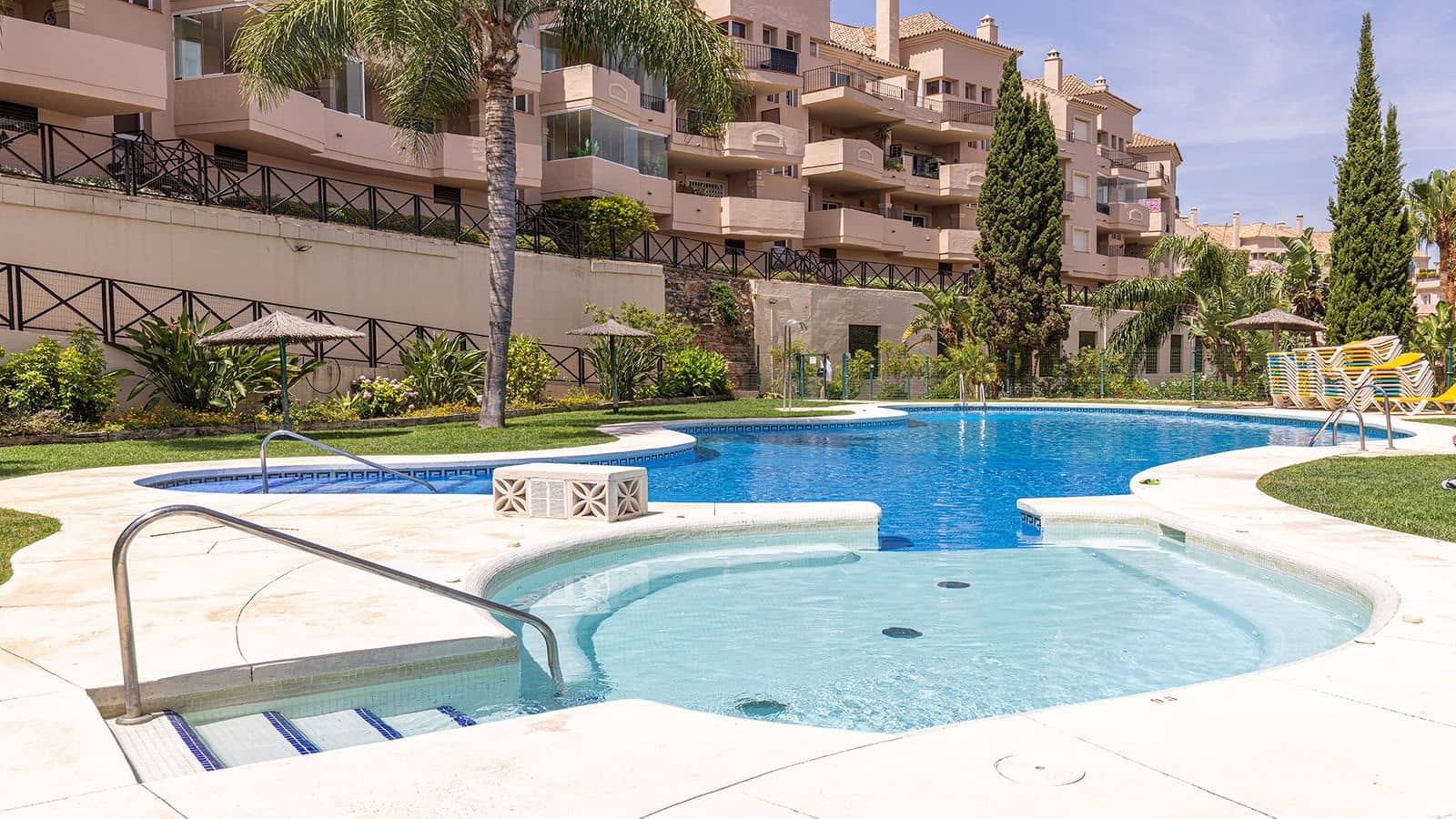 Apartamento de 2 habitaciones en La Duquesa / Puerto de la Duquesa en venta con piscina garaje - 279.000 € (Ref: 9997712)