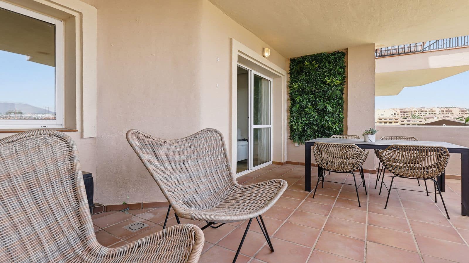 Apartamento de 2 habitaciones en La Duquesa / Puerto de la Duquesa en venta con piscina garaje - 279.000 € (Ref: 9997712)