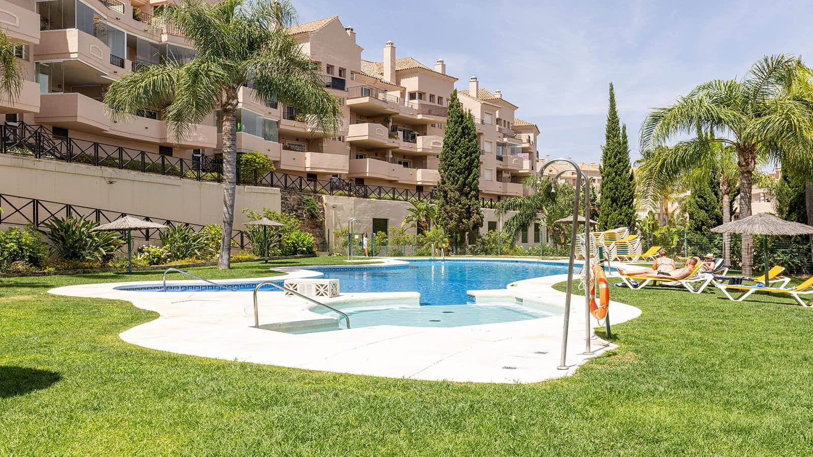Apartamento de 2 habitaciones en La Duquesa / Puerto de la Duquesa en venta con piscina garaje - 279.000 € (Ref: 9997712)