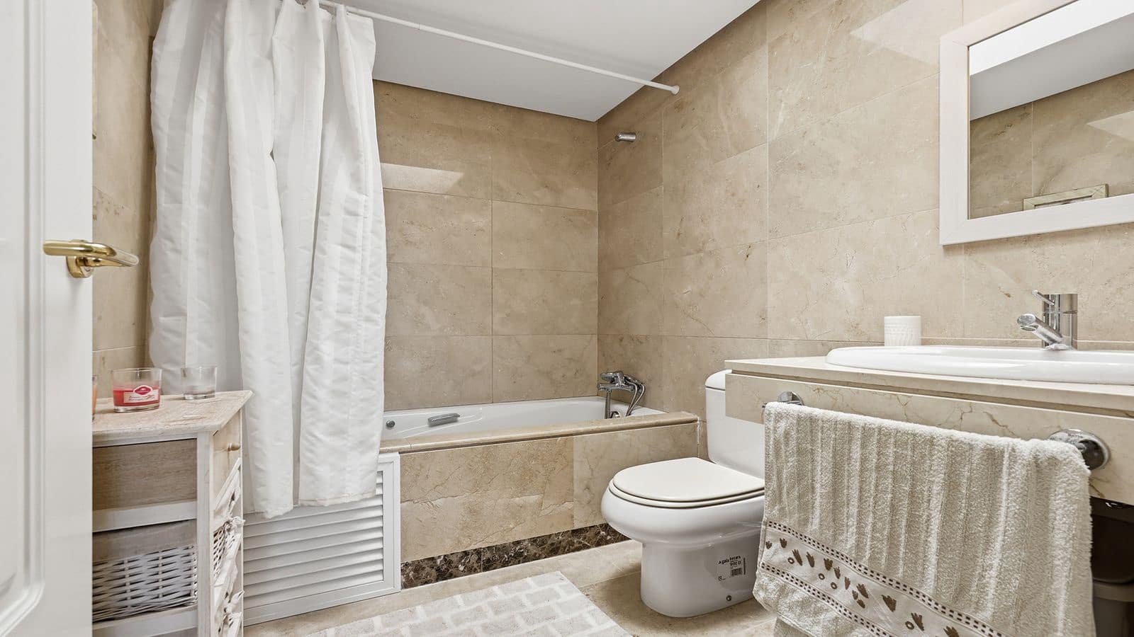 Ático de 2 habitaciones en La Duquesa / Puerto de la Duquesa en venta con piscina garaje - 265.000 € (Ref: 9997719)