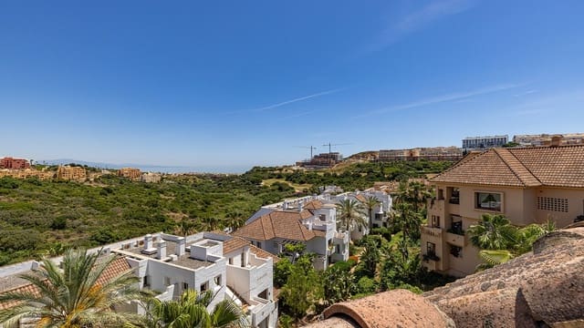Ático de 2 habitaciones en La Duquesa / Puerto de la Duquesa, Manilva en venta con piscina garaje - 265.000 € (Ref: 9997719)