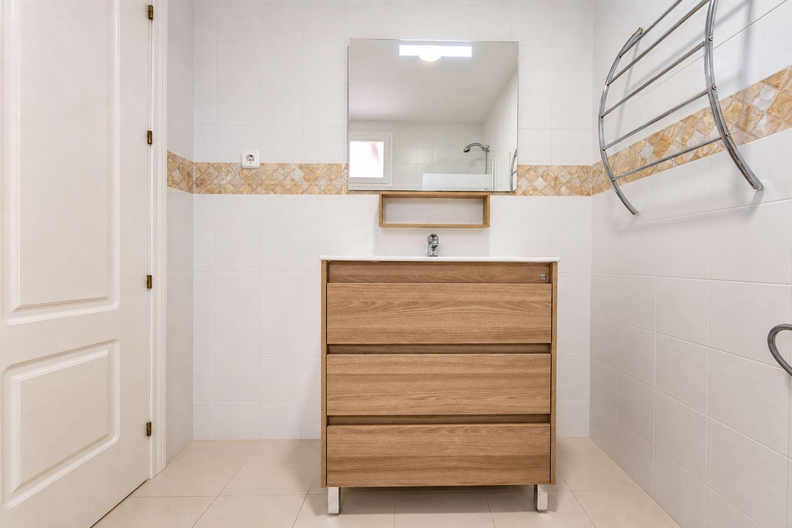 Apartamento de 2 habitaciones en La Duquesa / Puerto de la Duquesa en venta con piscina garaje - 260.000 € (Ref: 9997733)