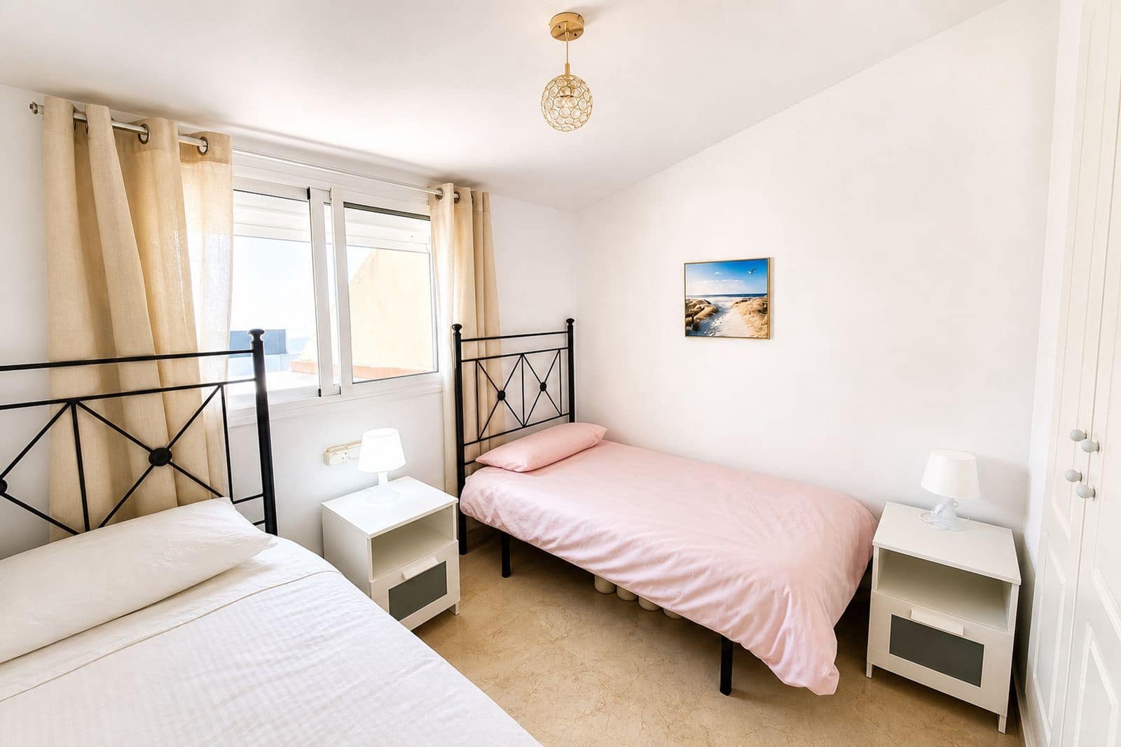 Apartamento de 2 habitaciones en La Duquesa / Puerto de la Duquesa en venta con piscina garaje - 260.000 € (Ref: 9997733)