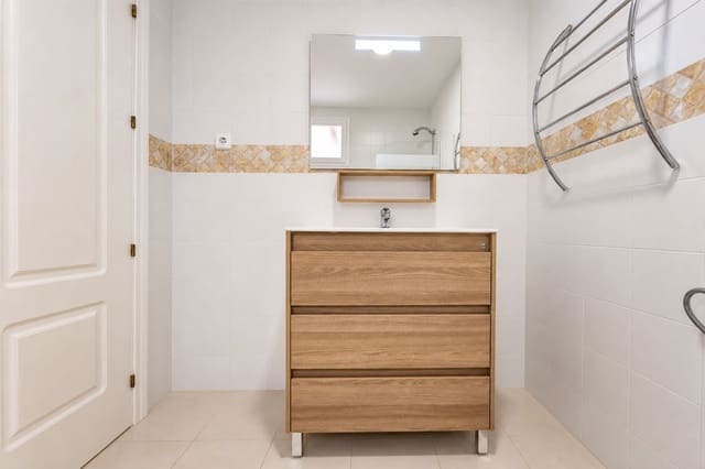 Apartamento de 2 habitaciones en La Duquesa / Puerto de la Duquesa, Manilva en venta con piscina garaje - 260.000 € (Ref: 9997733)