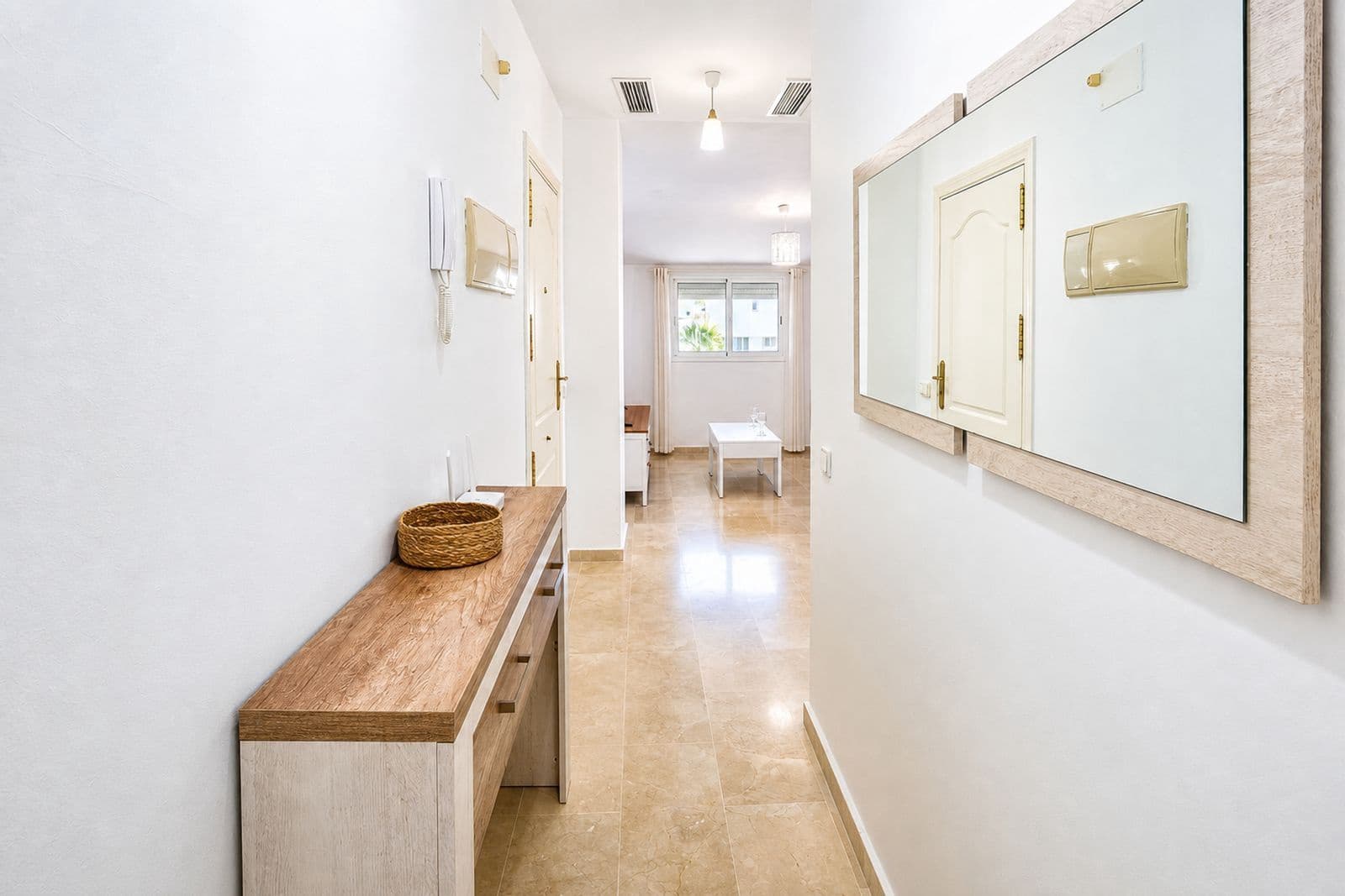 Apartamento de 2 habitaciones en La Duquesa / Puerto de la Duquesa en venta con piscina garaje - 260.000 € (Ref: 9997733)