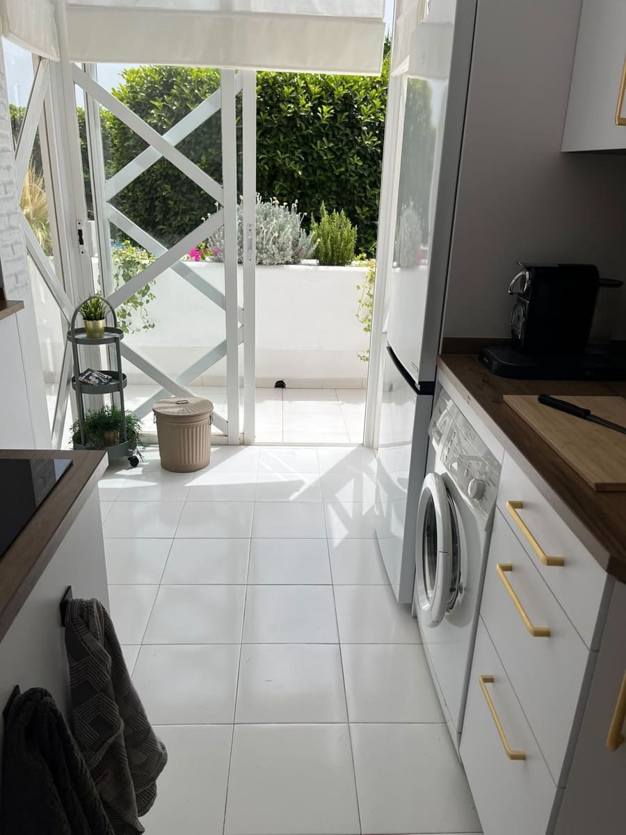 2 soveværelse Lejlighed til salg i El Paraiso med swimmingpool garage - € 485.000 (Ref: 9997741)