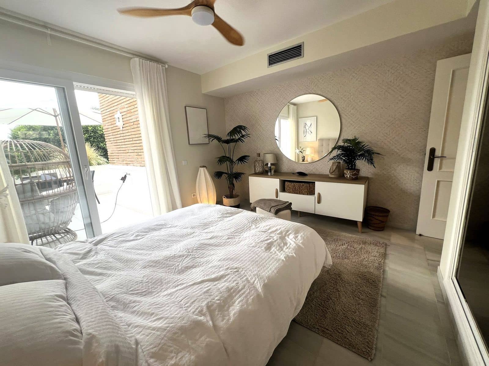 2 soveværelse Lejlighed til salg i El Paraiso med swimmingpool garage - € 485.000 (Ref: 9997741)