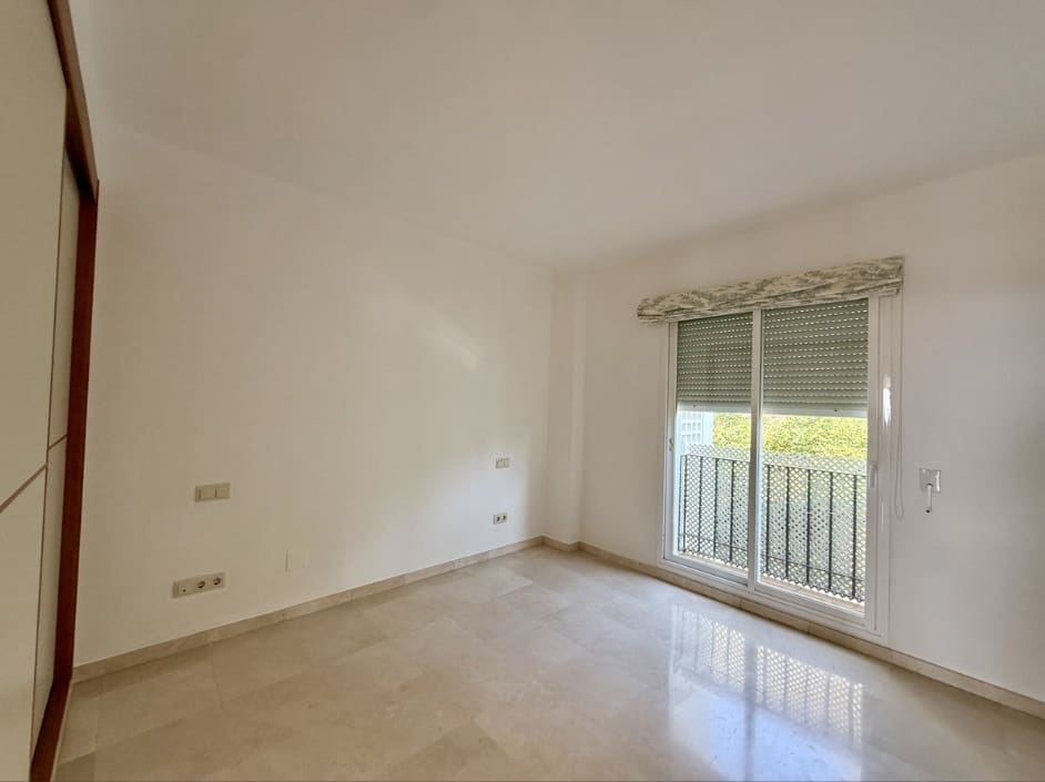 3 makuuhuone Huoneisto vuokrattavana paikassa La Quinta mukana uima-altaan 
autotalli - 2 750 € (Ref: 9997744)