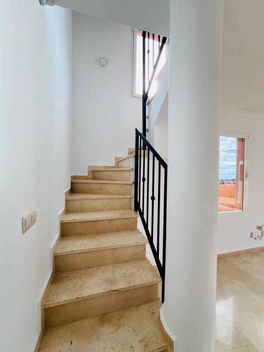 2 makuuhuone Kattohuoneisto myytävänä paikassa Elviria mukana uima-altaan - 425 000 € (Ref: 9999120)