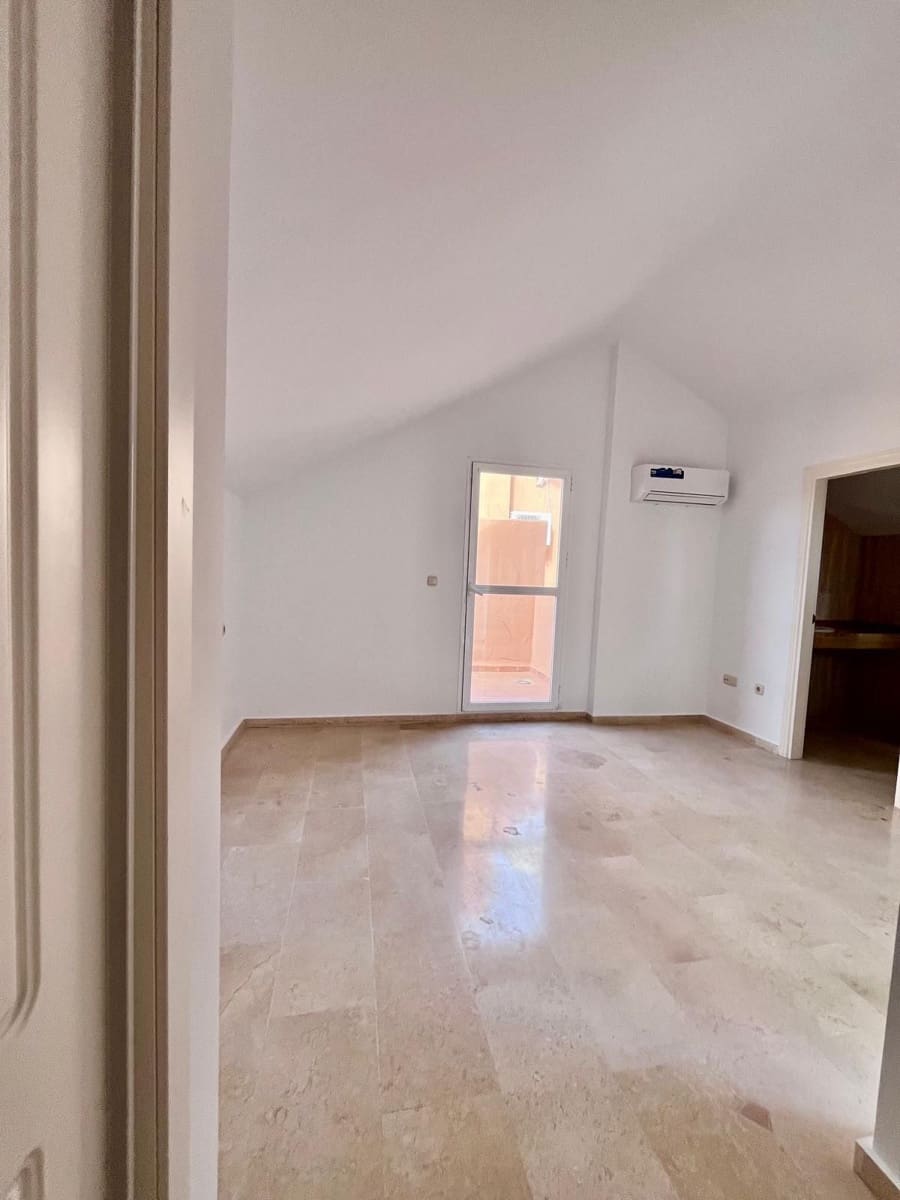 2 makuuhuone Kattohuoneisto myytävänä paikassa Elviria mukana uima-altaan - 425 000 € (Ref: 9999120)