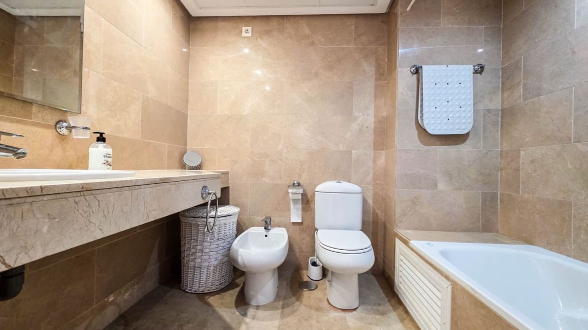 3 slaapkamer Penthouse te koop in La Duquesa / Puerto de la Duquesa met zwembad - € 495.000 (Ref: 9999165)