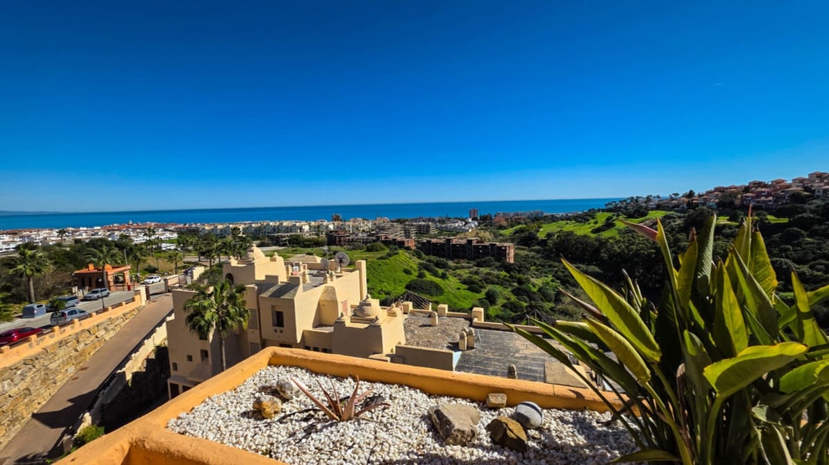 3 slaapkamer Penthouse te koop in La Duquesa / Puerto de la Duquesa met zwembad - € 495.000 (Ref: 9999165)