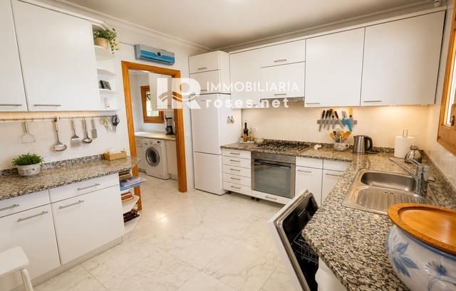 2 makuuhuone Huvila myytävänä paikassa Roses mukana 
autotalli - 545 000 € (Ref: 10024458)