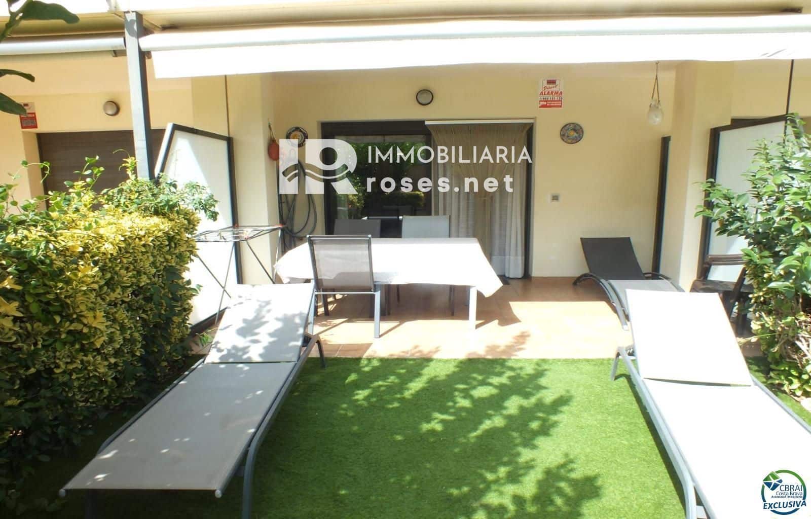 2 bedroom Flat for sale in Roses with pool - € 475,000 (Ref: 10037745)