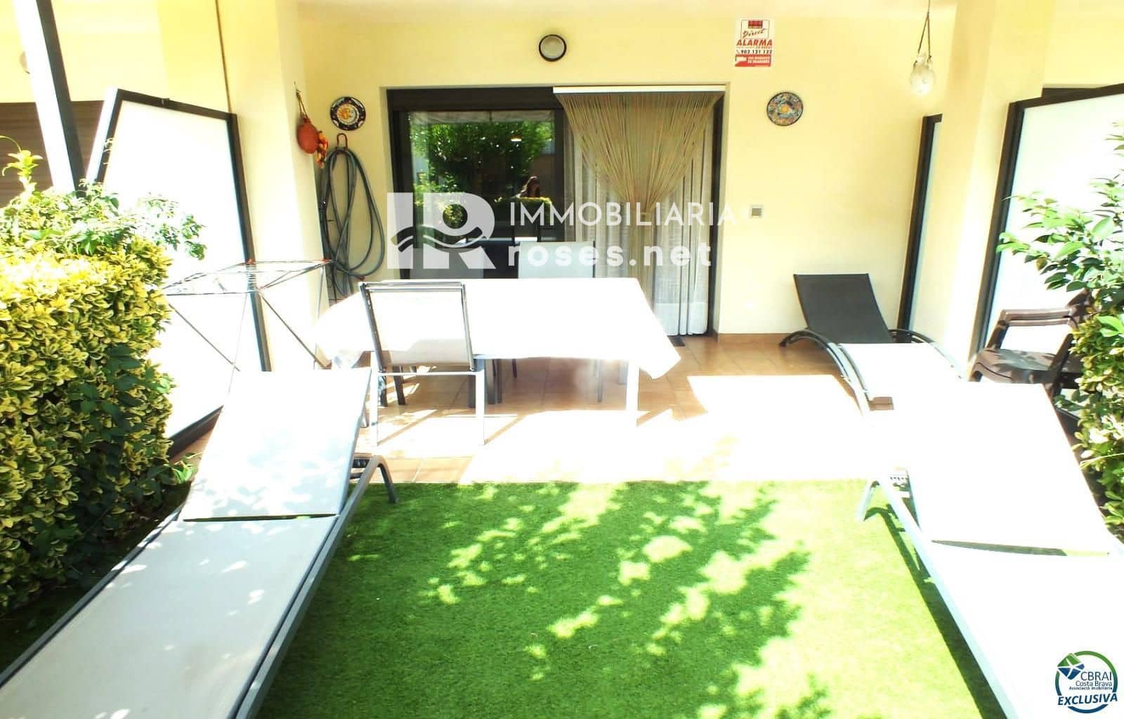 2 bedroom Flat for sale in Roses with pool - € 475,000 (Ref: 10037745)