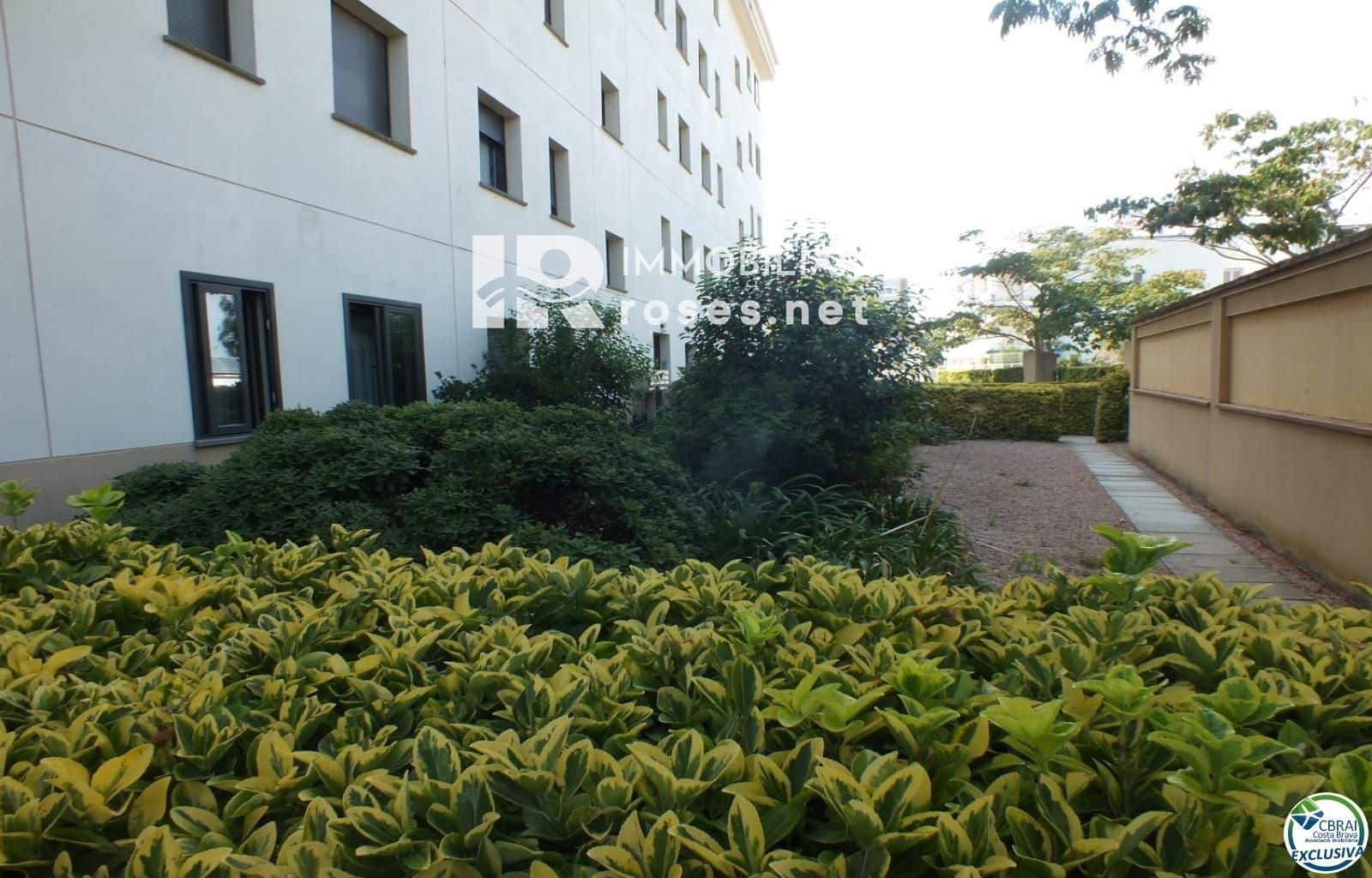 2 bedroom Flat for sale in Roses with pool - € 475,000 (Ref: 10037745)