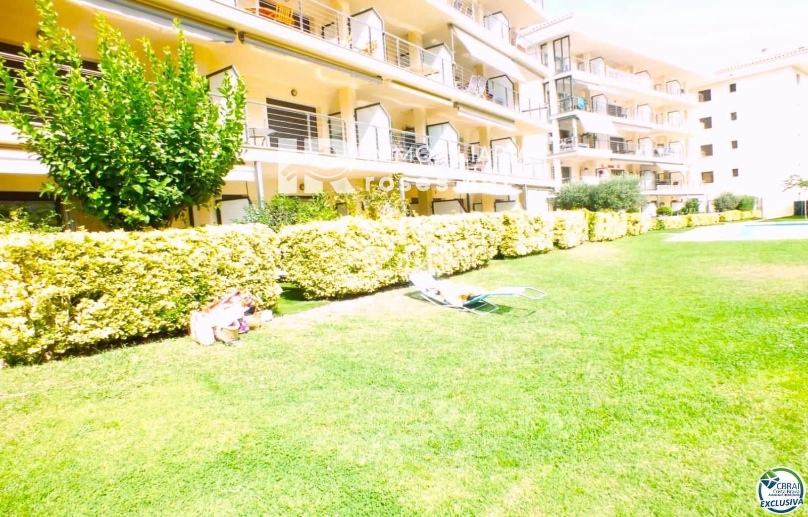 2 bedroom Flat for sale in Roses with pool - € 475,000 (Ref: 10037745)