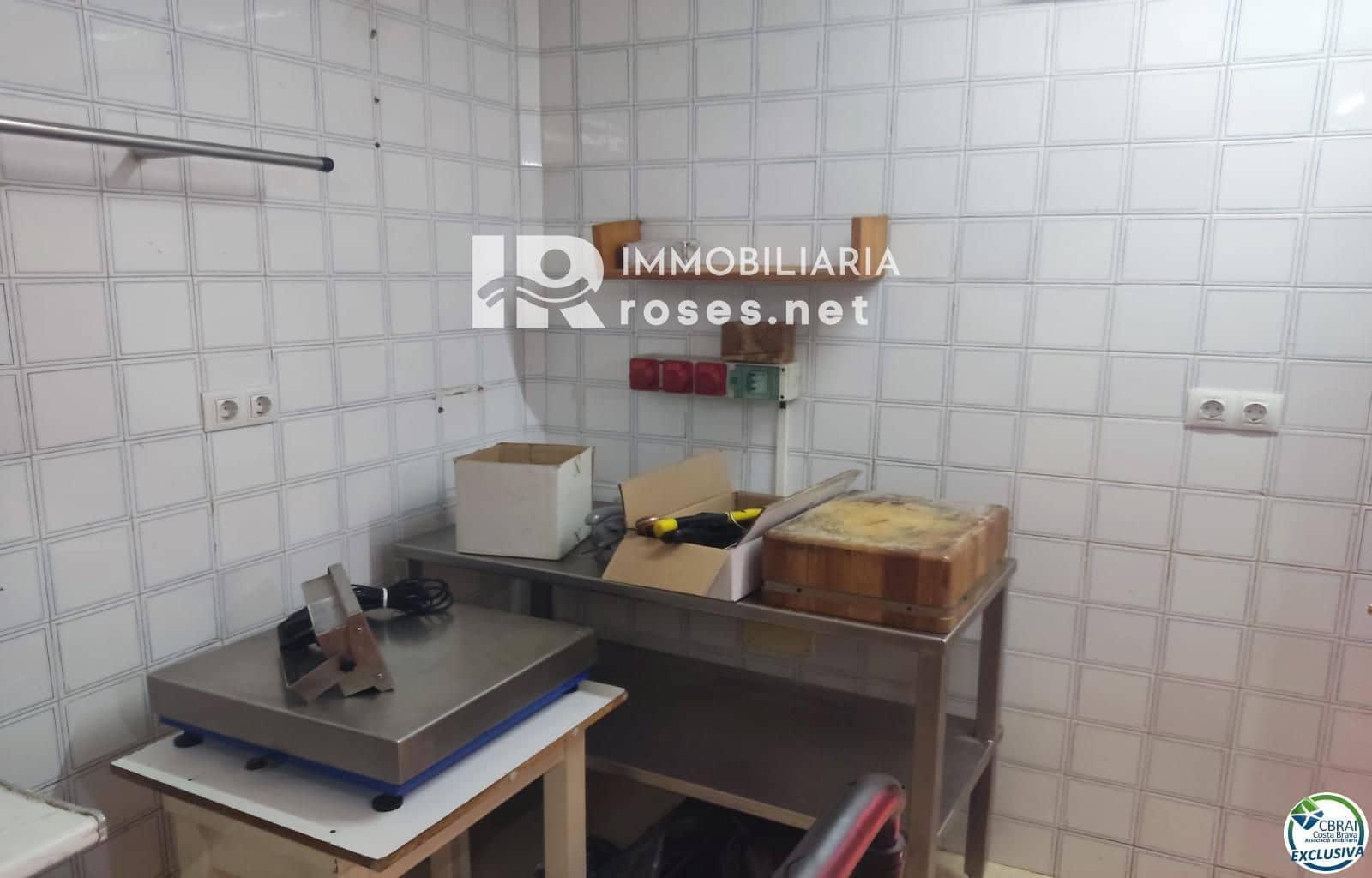 Comercial para venda em Empuriabrava - 144 000 € (Ref: 10099161)