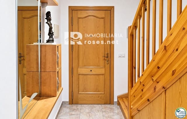 Piso de 3 habitaciones en Roses en venta con piscina garaje - 340.000 € (Ref: 10100553)