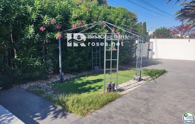 3 makuuhuone Huvila myytävänä paikassa Empuriabrava, Castelló d'Empúries mukana uima-altaan 
autotalli - 475 000 € (Ref: 10111879)