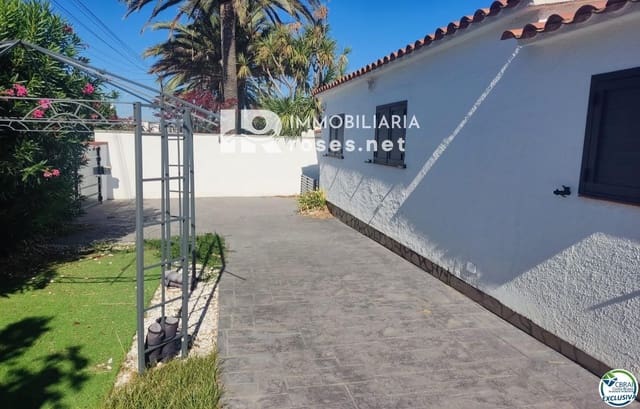 3 makuuhuone Huvila myytävänä paikassa Empuriabrava, Castelló d'Empúries mukana uima-altaan 
autotalli - 475 000 € (Ref: 10111879)