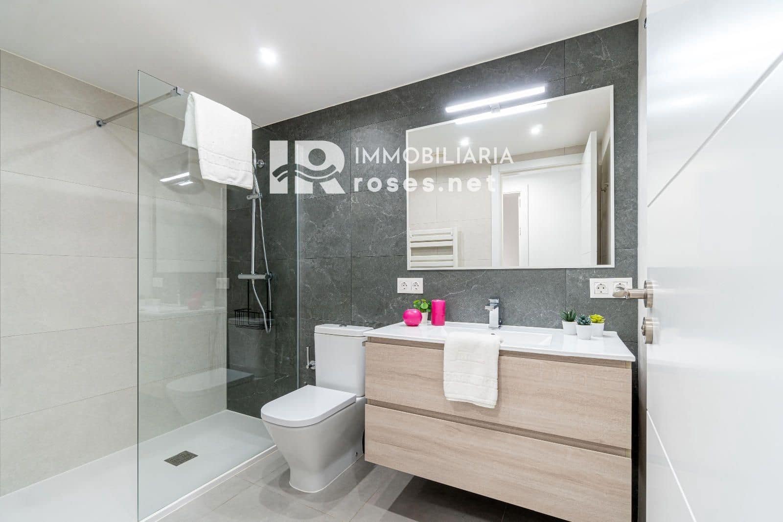 2 slaapkamer Flat te koop in Empuriabrava met zwembad - € 257.000 (Ref: 10155570)