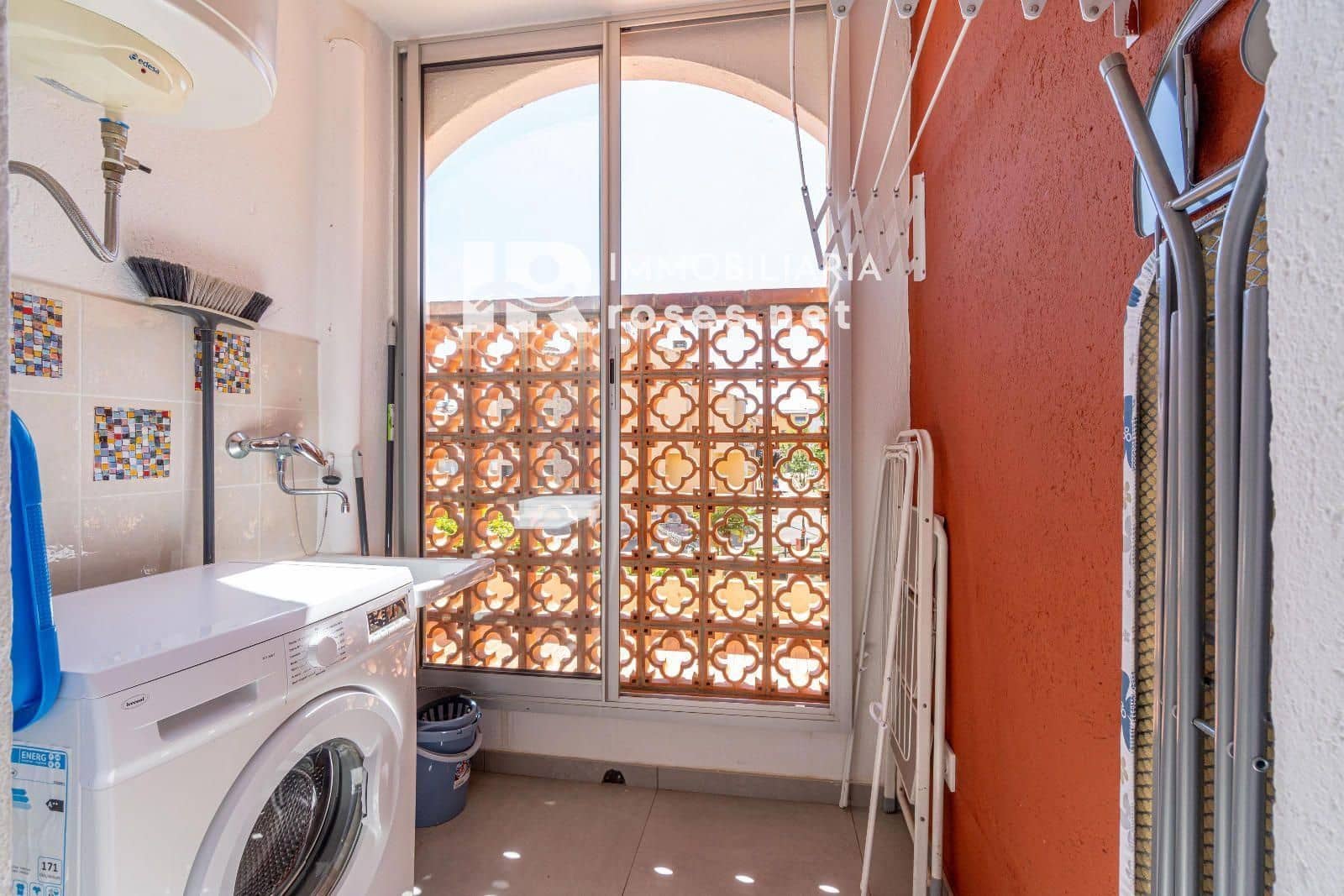 2 slaapkamer Flat te koop in Empuriabrava met zwembad - € 257.000 (Ref: 10155570)