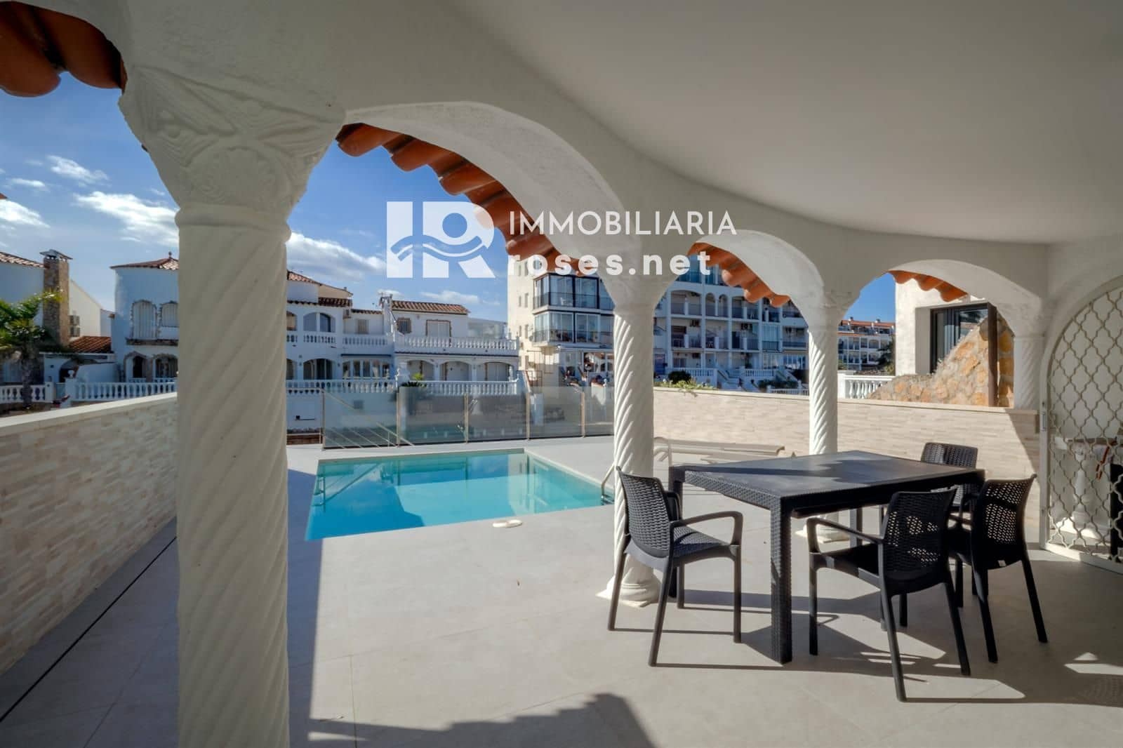 3 soverom Villa til salgs i Empuriabrava med svømmebasseng garasje - € 460 000 (Ref: 10158127)