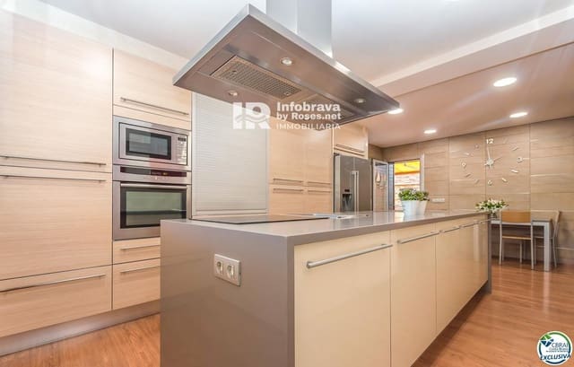 3 soveværelse Villa til salg i Roses med swimmingpool - € 675.000 (Ref: 6304633)