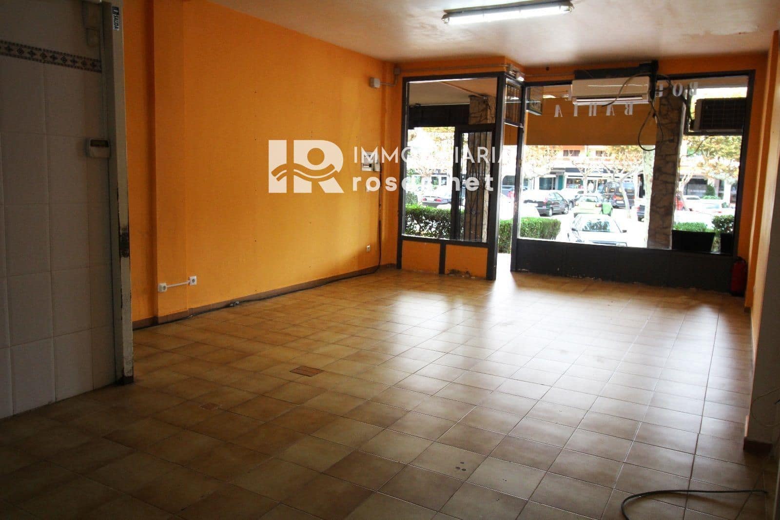 Erhverv til salg i Empuriabrava - € 115.000 (Ref: 7976393)