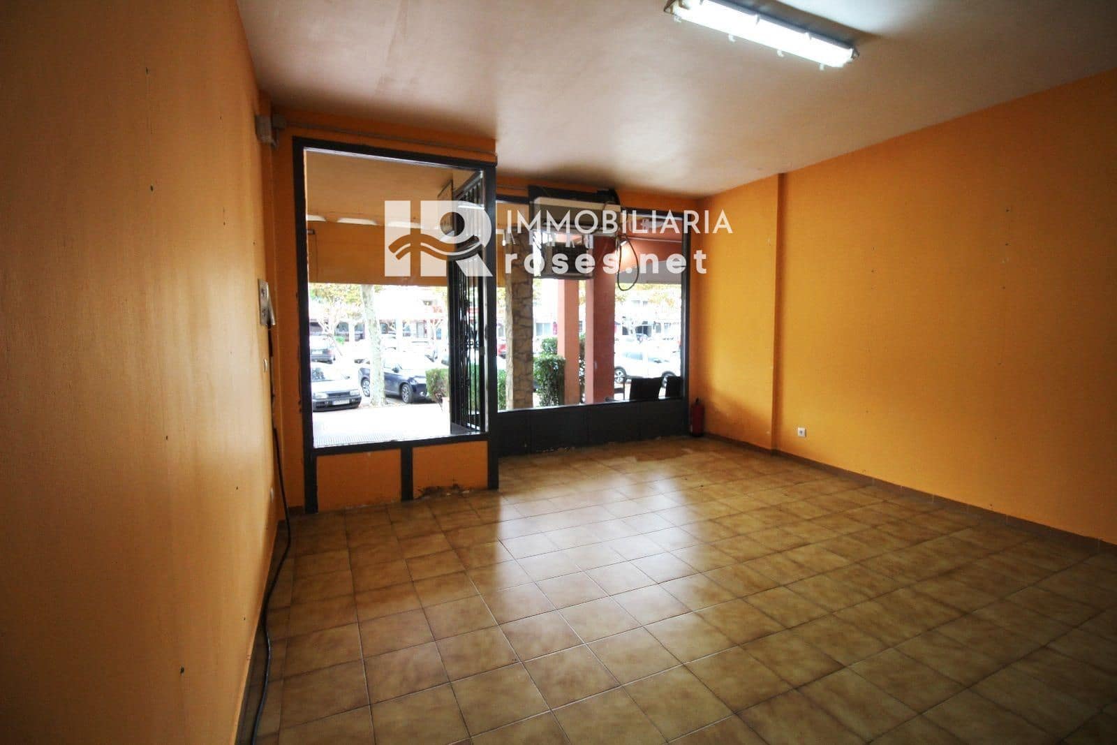 Erhverv til salg i Empuriabrava - € 115.000 (Ref: 7976393)