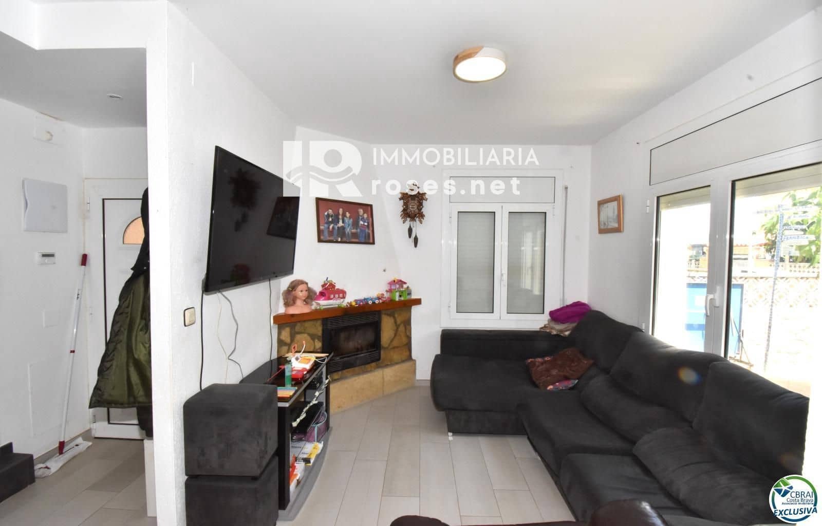 4 bedroom Villa for sale in Empuriabrava with pool garage - € 349,000 (Ref: 8023833)