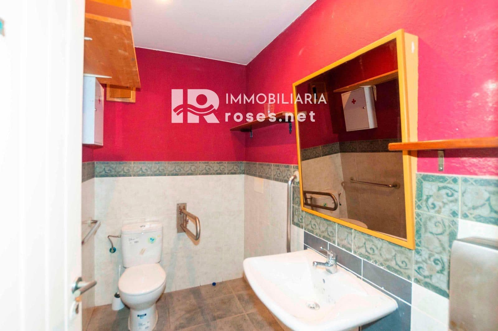 Commercieel te koop in Roses - € 350.000 (Ref: 8121051)