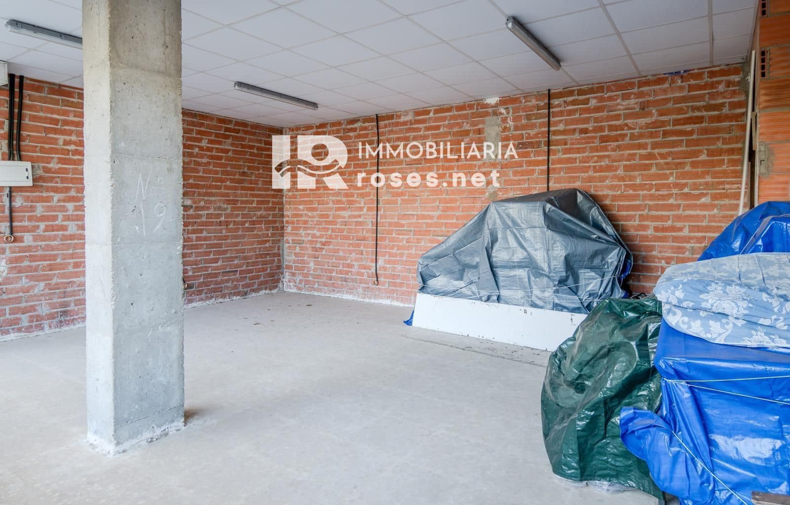 Kaupallinen myytävänä paikassa Roses - 80 000 € (Ref: 8591321)