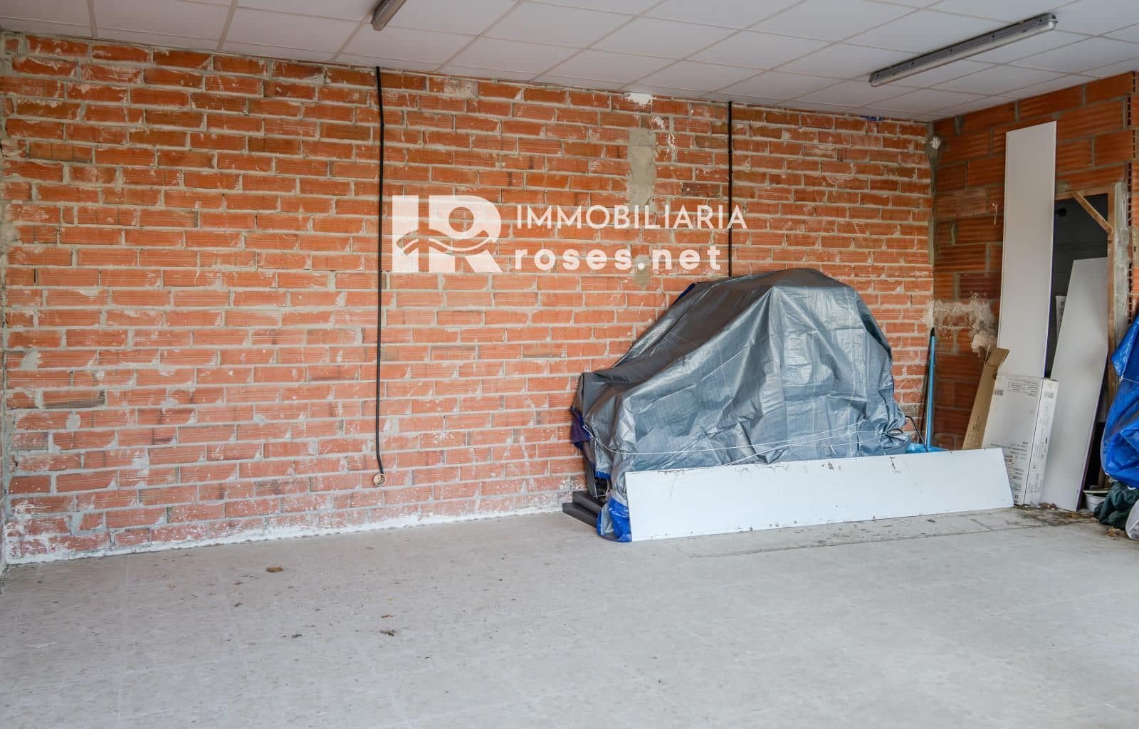 Kaupallinen myytävänä paikassa Roses - 80 000 € (Ref: 8591321)